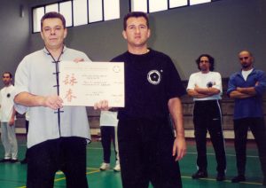 consegna certificato istruttore W. Blech seminario Verona 1999