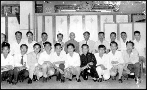 foto di gruppo scuola di Yip Man con Wong alla sua destra